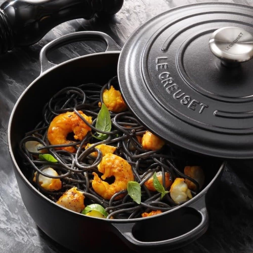 Signature Round Dutch Oven - Licorice - 7.25 qt | Le Creuset